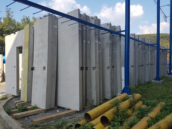 Keramické stCeramic walls ready for exporteny pripravené na vývoz